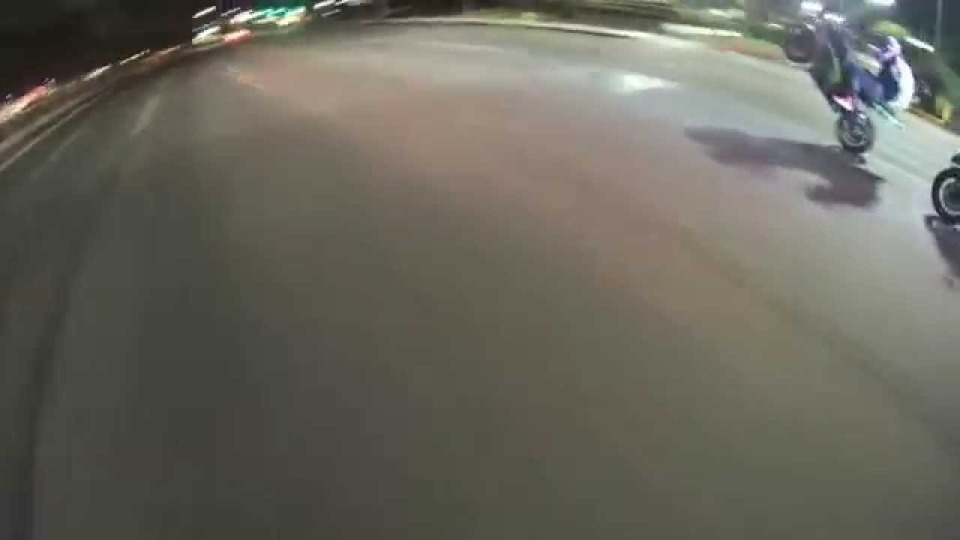 BIKE DOES BURN OUT AND SMOKES OUT COP CHASING HIM